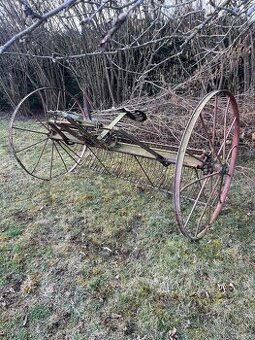Nahrabávač sena za koně nebo traktor