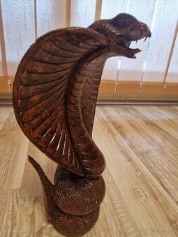 Dřevená socha Kobry