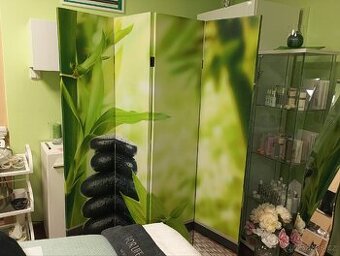 Dekorační paraván s potiskem masážních kamenů a bambusu.