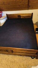 Dřevěná postel s matrací 140 krát 200 cm