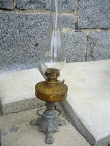 starožitná petrolejová lampa