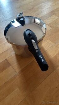 Tlakový hrnec značky Tefal 5L