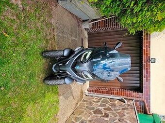 Maxi skútr – tříkolka Piaggio MP3 530 HPE