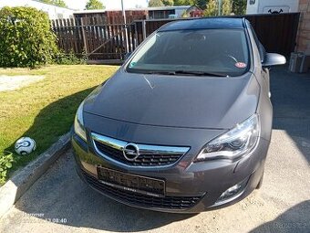 Opel Astra 106.000 km 2012 1.4 T benzín 1. Majitel . xenony