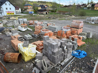 Stavební materiál - cihly, tvárnice, dlažba atd.