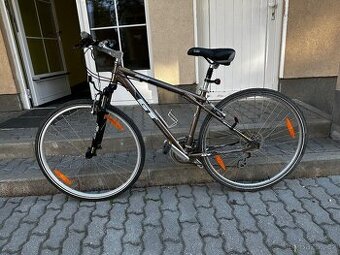 GT Nomad – pohodlné trekové kolo, rám 15", Shimano Acera