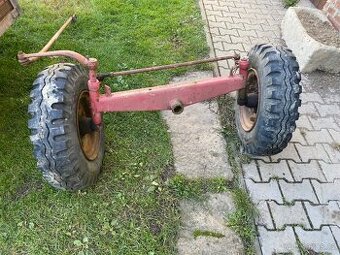 Řídící náprava z kombajnu