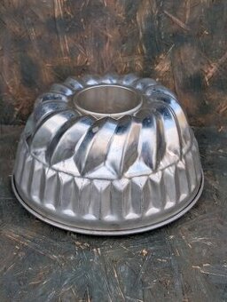 Retro hliníková forma na bábovku.