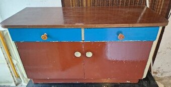 Botník- nízká dřevěná skřínka