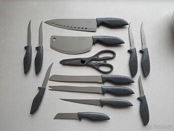 Sada zoubkových nožů, sekáček, nůžky - v bloku.