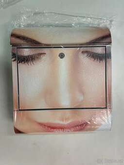 Poštovní schránka s potiskem krásné tváře ženy