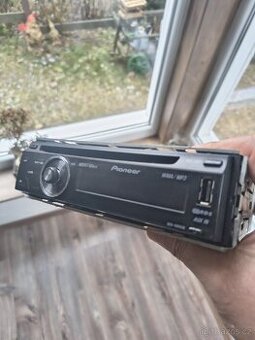 Prodej autoradia Pioneer, plně funkční.