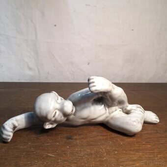 socha opice černá s bílou glasurou