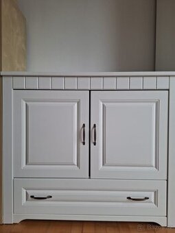 Bílý nábytek do studentského nebo dětského pokoje