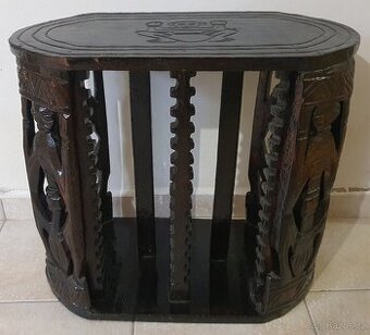 Dřevěný stojan na 28 CD.