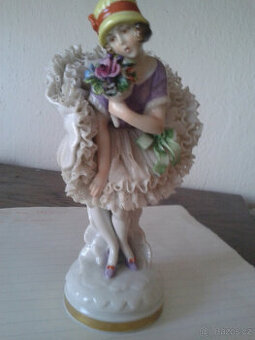 porcelánová soška dívky