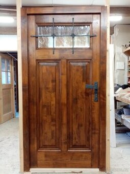 Dřevěné vchodové dveře