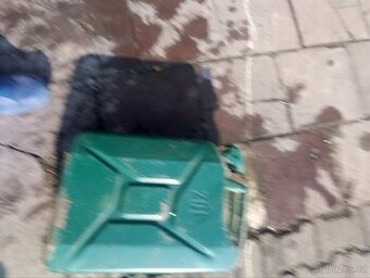 Plechové kanistry 8kusu