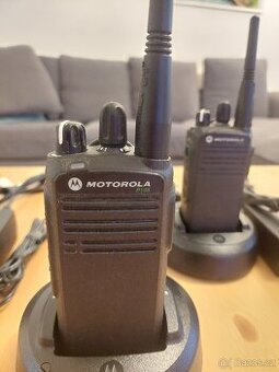 Vysílačky MOTOROLA P145 UHF - 2 kompletní sady jako NOVÉ.