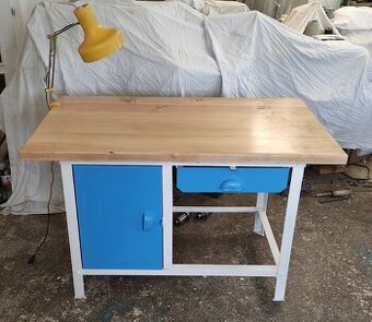 Dílenský pracovní stůl