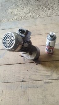 Elektromotor s převodovkou gril