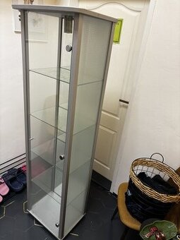 skleněná vitrína s osvětlením