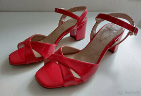 Červené lakované sandály