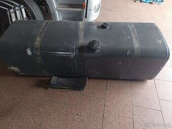 Prodám palivovou nadrž 600L - 1