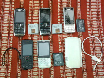 Staré tlačítkové Mobily "NOKIA"