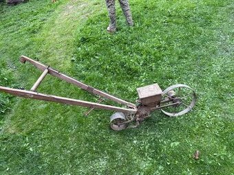 Mašinka na setí řepy