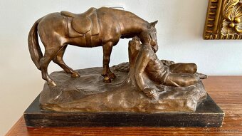 Poraněný jezdec s vraníkem BRONZ Amort Vlastimil