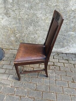 Stará židle s koženým sedákem