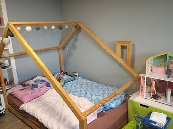 Dětská domečková postel 140x200 cm s matrací