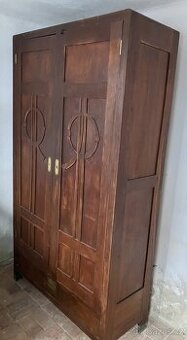 Starožitná skříň