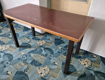 Socialistický pracovní stůl nebo tak něco