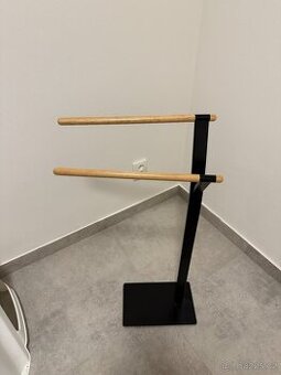 Němý sluha - stojan na oblečení