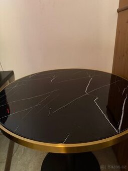 Luxusní designový mramorový stůl – černo-zlatá elegance
