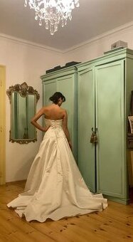 Nové luxusní dlouhé svatební šaty s vlečkou Made in Italy