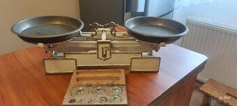 Starožitné váhy a sada závaží.