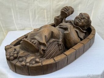 Obraz velká dřevěná plastika mnich vinař v sudu