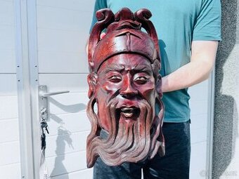 Veliká a těžká dřevěná maska boha Guan Yu