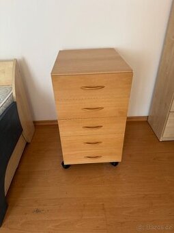 Skříňka s pěti šuplíky. Na kolečkách.