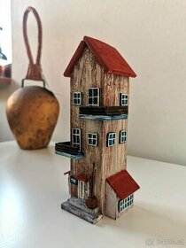 Dřevěná dekorace ve tvaru domku - 1