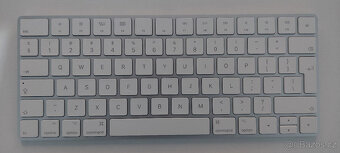 Apple Magic Keyboard včetně kabelu