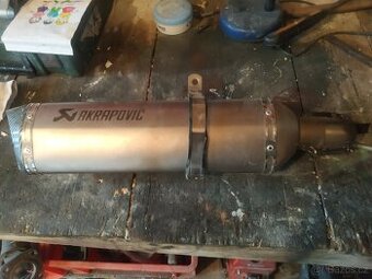 Laděný výfuk akrapovic