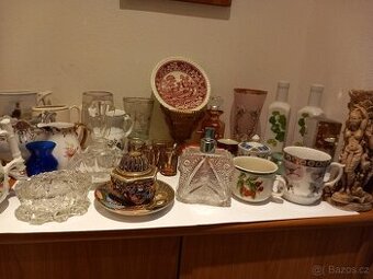 Různé staré sklo a porcelan