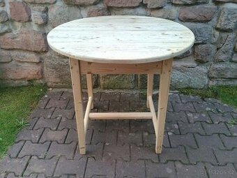 starý kulatý jídelní stůl