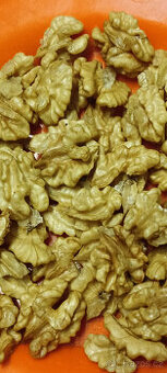 Loupané vlašské ořechy - - viz text