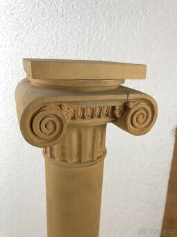 Vyřezávaný dřevěný stojan Antický sloup (NP004)
