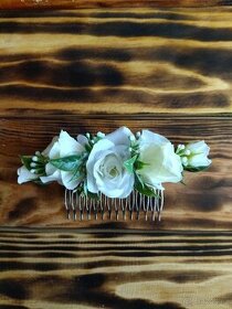 Svatební hřebínek do vlasů s bílými růžičkami (nový)